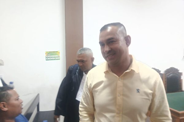 Mokris Lay ketika meninggalkan ruang persidangan (yandry/kupangterkini.com) Mokris Lay ketika meninggalkan ruang persidangan (yandry/kupangterkini.com)