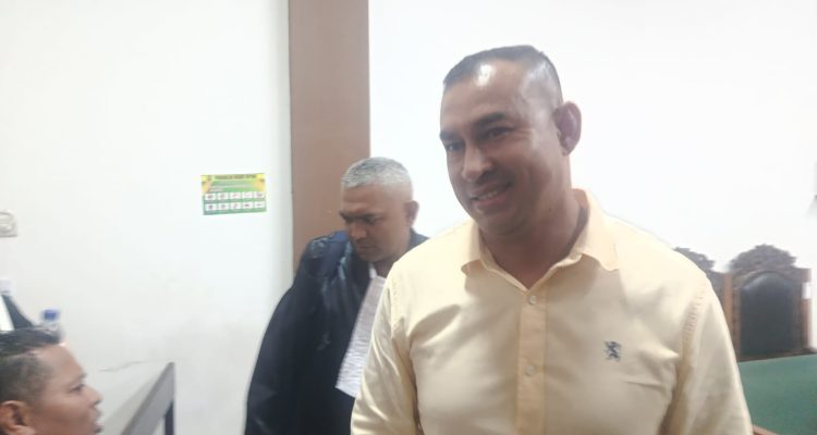 Mokris Lay ketika meninggalkan ruang persidangan (yandry/kupangterkini.com) Mokris Lay ketika meninggalkan ruang persidangan (yandry/kupangterkini.com)