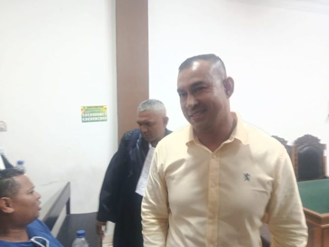 Mokris Lay ketika meninggalkan ruang persidangan (yandry/kupangterkini.com)
