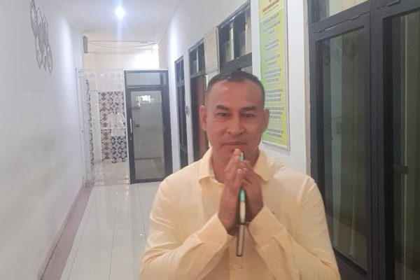 Mokris Lay saat keluar dari ruang sidang perkara KDRT yang menyeretnya jadi terdakwa (yandry/kupangterkini.com)