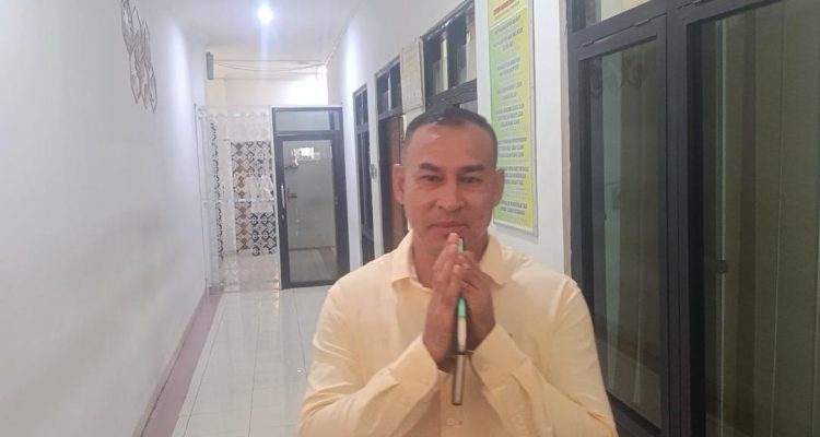 Mokris Lay saat keluar dari ruang sidang perkara KDRT yang menyeretnya jadi terdakwa (yandry/kupangterkini.com)