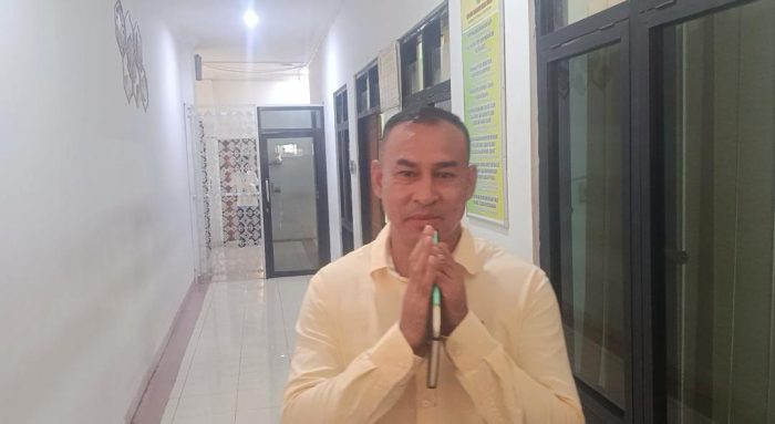 Mokris Lay saat keluar dari ruang sidang perkara KDRT yang menyeretnya jadi terdakwa (yandry/kupangterkini.com)