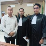 Mokris Lay bersama Tim Advokatnya setelah usai sidang Mokris Lay bersama Tim Advokatnya setelah usai sidang