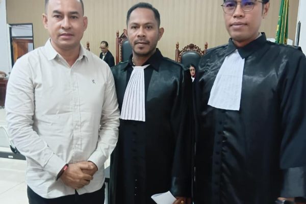 Mokris Lay bersama Tim Advokatnya setelah usai sidang Mokris Lay bersama Tim Advokatnya setelah usai sidang
