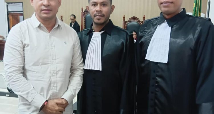 Mokris Lay bersama Tim Advokatnya setelah usai sidang Mokris Lay bersama Tim Advokatnya setelah usai sidang