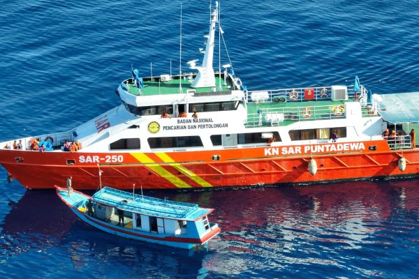 Tim saat melakukan pencarian KM Putra Cantika (ist)