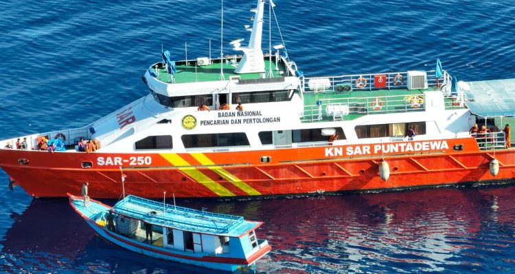 Tim saat melakukan pencarian KM Putra Cantika (ist)