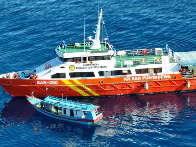 Tim saat melakukan pencarian KM Putra Cantika (ist)