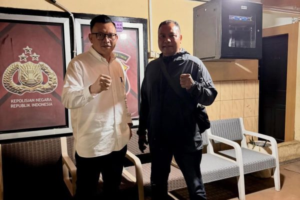 Fransisco Bernando Bessi, bersama kliennya Kajari Kabupaten Kupang, Yupiter Selan (dok pribadi)