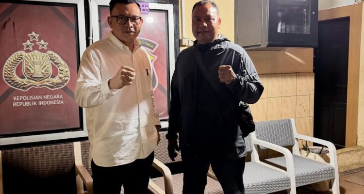 Fransisco Bernando Bessi, bersama kliennya Kajari Kabupaten Kupang, Yupiter Selan (dok pribadi)