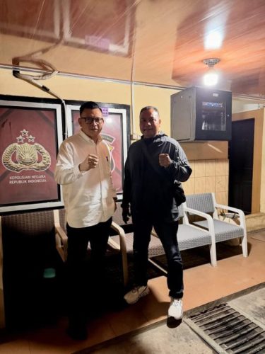 Fransisco Bernando Bessi, bersama kliennya Kajari Kabupaten Kupang, Yupiter Selan (dok pribadi)