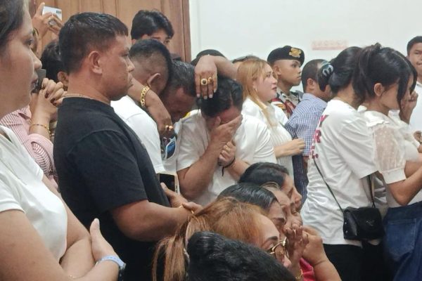 Adik-adik Mokris Lay menangis ketika mendengar putusan bebas dari Majelis Hakim (yandry/kupangterkini.com)