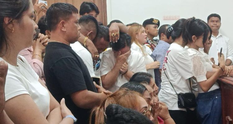 Adik-adik Mokris Lay menangis ketika mendengar putusan bebas dari Majelis Hakim (yandry/kupangterkini.com)