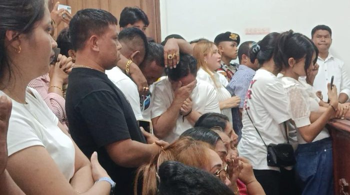 Adik-adik Mokris Lay menangis ketika mendengar putusan bebas dari Majelis Hakim (yandry/kupangterkini.com)