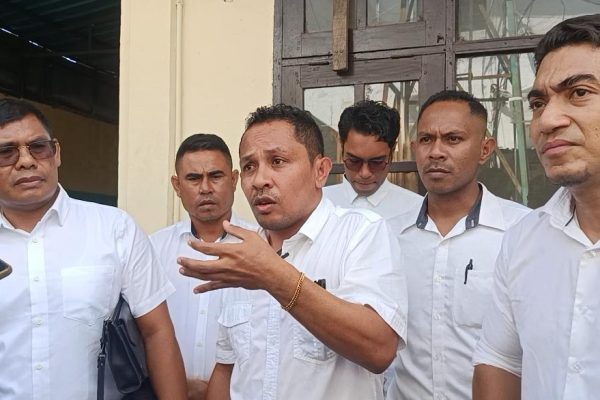 Tim Advokat Mokris Lay ketika memberikan keterangan kepada awak media setelah putusan (yandry/kupangterkini.com)