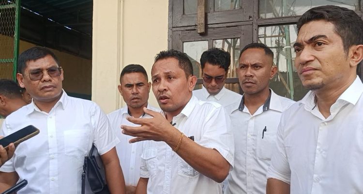 Tim Advokat Mokris Lay ketika memberikan keterangan kepada awak media setelah putusan (yandry/kupangterkini.com)