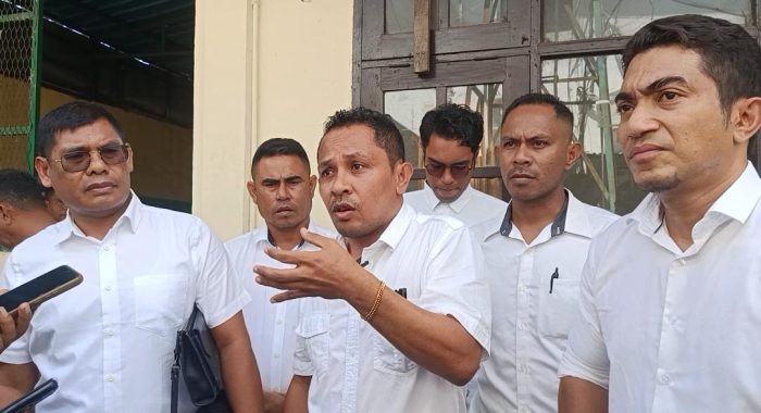 Tim Advokat Mokris Lay ketika memberikan keterangan kepada awak media setelah putusan (yandry/kupangterkini.com)