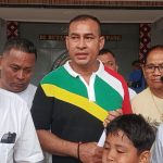 Suasana haru saat Mokris Lay bebas dan memberikan keterangan kepada media (yandry/kupangterkini.com)