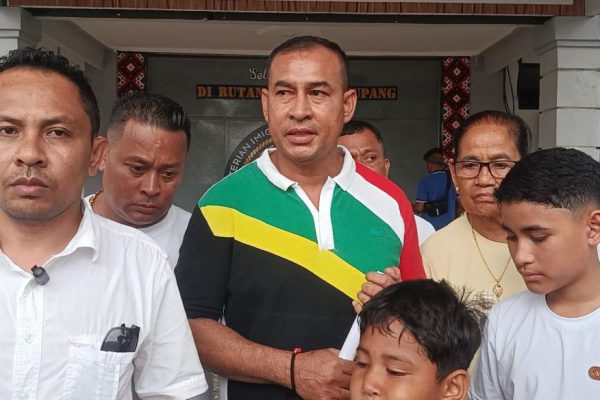 Suasana haru saat Mokris Lay bebas dan memberikan keterangan kepada media (yandry/kupangterkini.com)