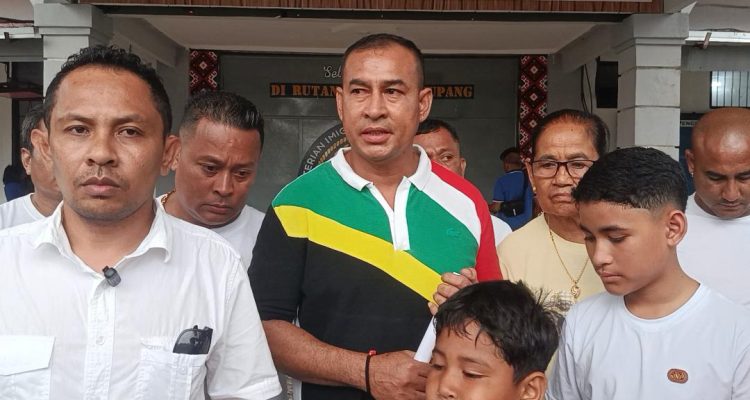 Suasana haru saat Mokris Lay bebas dan memberikan keterangan kepada media (yandry/kupangterkini.com)