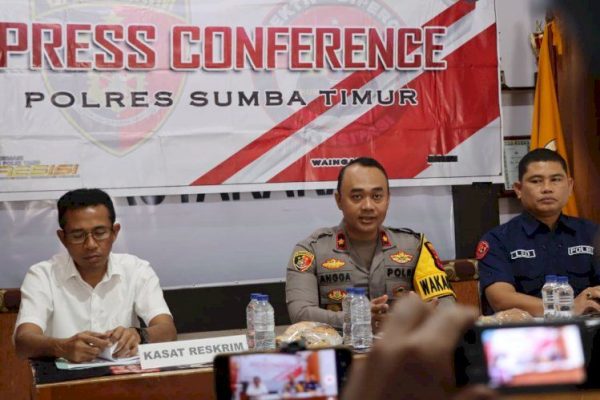 Polres Sumba Timur ketika melakukan press rilis bersama awak media (ist)