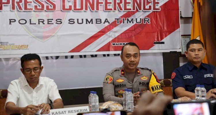 Polres Sumba Timur ketika melakukan press rilis bersama awak media (ist)