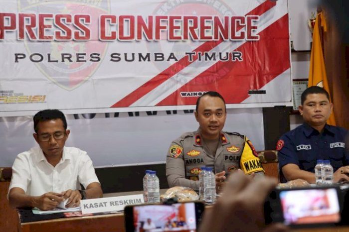Polres Sumba Timur ketika melakukan press rilis bersama awak media (ist)