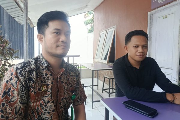 Kasi Intelijen Kejari Kabupaten Kupang, Arly Sumanto bersama Kasi Barang Bukti (yandry/kupangterkini.com)