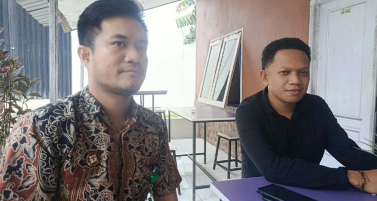 Kasi Intelijen Kejari Kabupaten Kupang, Arly Sumanto bersama Kasi Barang Bukti (yandry/kupangterkini.com)
