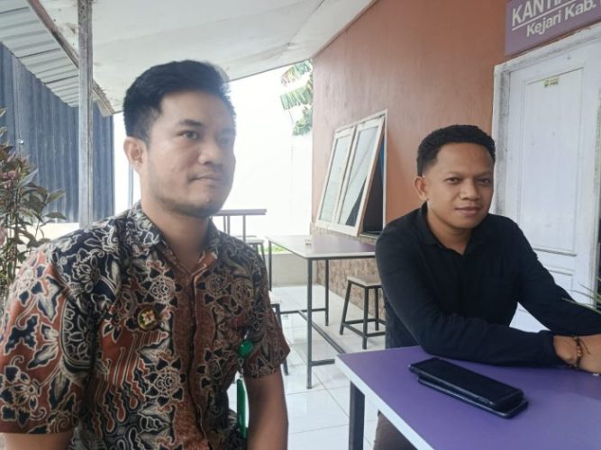 Kasi Intelijen Kejari Kabupaten Kupang, Arly Sumanto bersama Kasi Barang Bukti (yandry/kupangterkini.com)