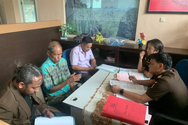 Tersangka pencurian ternak, KM ketika dilimpahkan ke pihak Kejaksaan (yandry/kupangterkini.com)