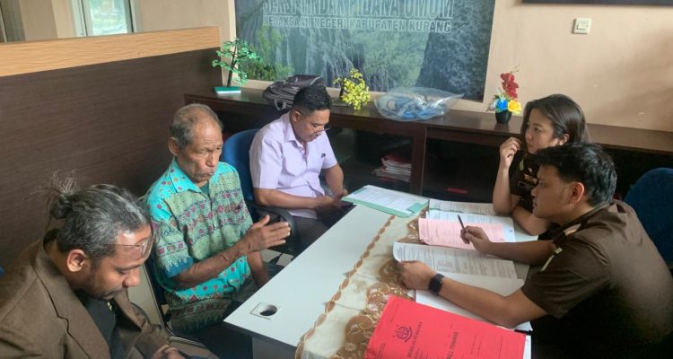 Tersangka pencurian ternak, KM ketika dilimpahkan ke pihak Kejaksaan (yandry/kupangterkini.com)