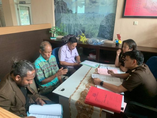 Tersangka pencurian ternak, KM ketika dilimpahkan ke pihak Kejaksaan (yandry/kupangterkini.com)