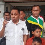 Mokris Lay ketika dibebaskan dari Rutan menyusul Putusan bebas Majelis Hakim Pengadilan Negeri Kupang (yandry/kupangterkini.com)