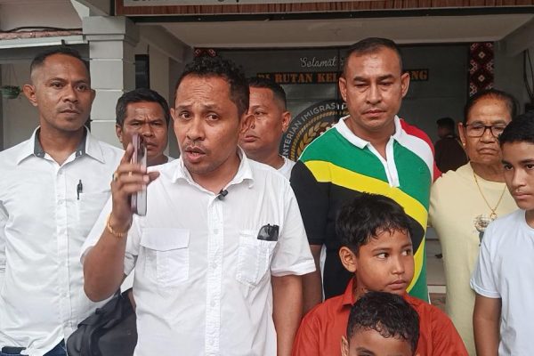 Mokris Lay ketika dibebaskan dari Rutan menyusul Putusan bebas Majelis Hakim Pengadilan Negeri Kupang (yandry/kupangterkini.com)