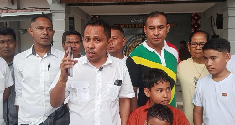 Mokris Lay ketika dibebaskan dari Rutan menyusul Putusan bebas Majelis Hakim Pengadilan Negeri Kupang (yandry/kupangterkini.com)