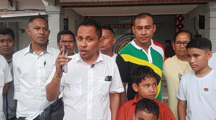 Mokris Lay ketika dibebaskan dari Rutan menyusul Putusan bebas Majelis Hakim Pengadilan Negeri Kupang (yandry/kupangterkini.com)