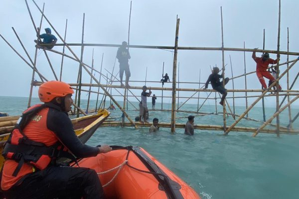 Tim SAR ketika melakukan pencarian terhadap korban (ist)