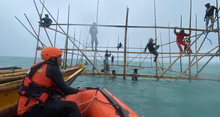 Tim SAR ketika melakukan pencarian terhadap korban (ist)