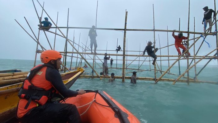 Tim SAR ketika melakukan pencarian terhadap korban (ist)