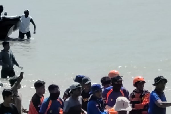 korban yang terjatuh dari perahu saat melaut ketika ditemukan (ist)