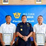 Empat personel Polres Belu yang mendapat penghargaan setelah menggagalkan peredaran rokok ilegal