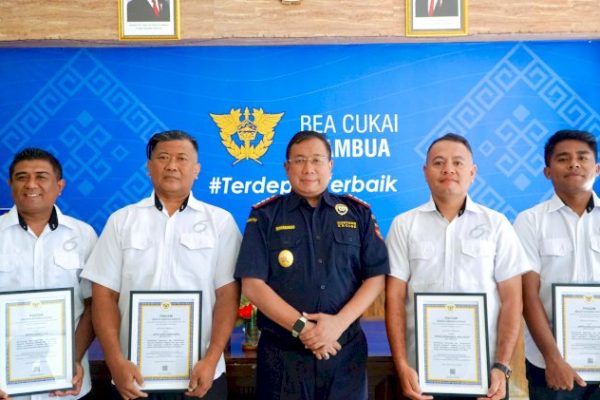 Empat personel Polres Belu yang mendapat penghargaan setelah menggagalkan peredaran rokok ilegal