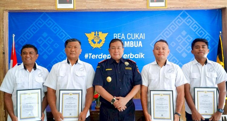 Empat personel Polres Belu yang mendapat penghargaan setelah menggagalkan peredaran rokok ilegal