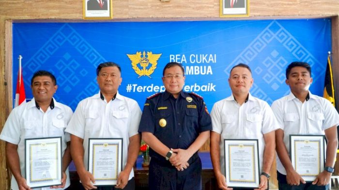 Empat personel Polres Belu yang mendapat penghargaan setelah menggagalkan peredaran rokok ilegal