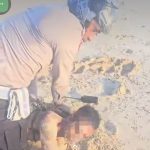 Polisi saat membekuk pelaku, pencurian helm setelah nekat melompat ke laut (ist)