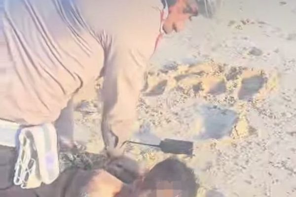 Polisi saat membekuk pelaku, pencurian helm setelah nekat melompat ke laut (ist)