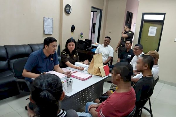 Dua orang tersangka kasus Narkotika saat diserahkan ke pihak Kejaksaan.