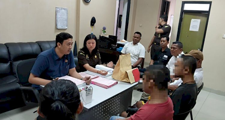 Dua orang tersangka kasus Narkotika saat diserahkan ke pihak Kejaksaan.