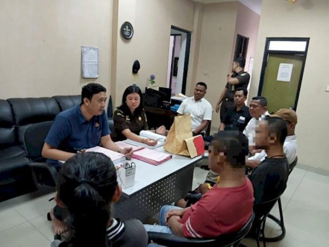 Dua orang tersangka kasus Narkotika saat diserahkan ke pihak Kejaksaan.